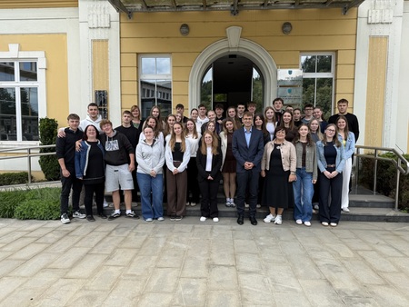 Prostovoljci SŠR in Gimnazije z mentoricama in županom dr. Tomažem Roženom